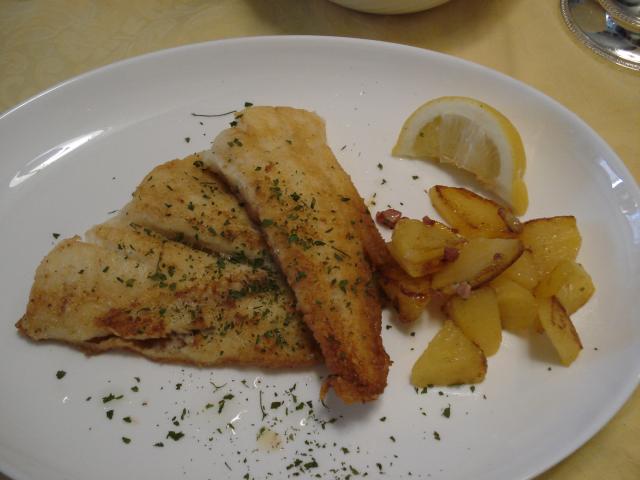 Fischgericht im Fischhus Stoertebeker in der Altstadt von Stade