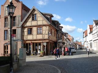 Blick vorbei am Hotel in die Stadt