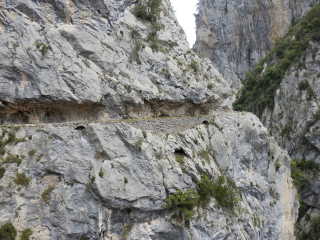 Weg in den Fels gehauen