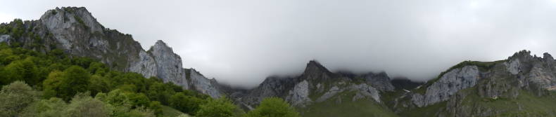Blick auf die Berge hinter Brez